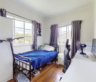 Charming Three Bedroom Home with Modern Amenities - Photo 6