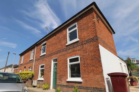 Price £845 pcm - Available Now - Part Furnished - Photo 2