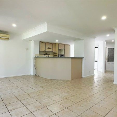 Beautiful 3-Bedroom Townhouse in the Heart of Hope Island â Your Next Home Awaits! - Photo 1
