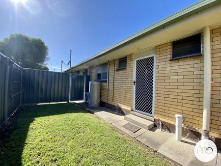 TIDY TWO BEDROOM UNIT! - Photo 2