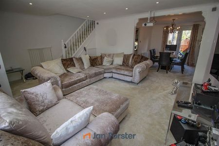 3 Bedroom House - Semi-Detached - Photo 3