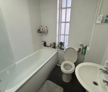 Room in a Shared Flat, Garratt Lane, SW18 - Photo 6