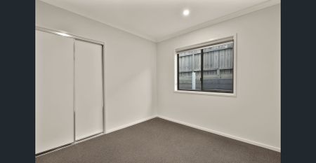 Stunning Double-Storey Townhome in Meridian Estate!! - Photo 2