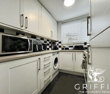 Woodstock Crescent, Laindon, Basildon, SS15 - Photo 3