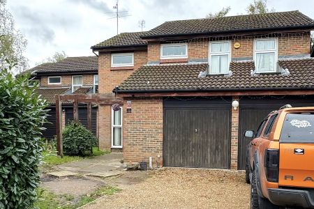 Tresillian Way, Woking - 4 bedrooms Property for lettings - Seymours - Photo 3