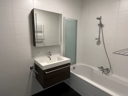 Hoogwaardig, eigentijds appartement met ondergrondse staanplaats - Photo 4