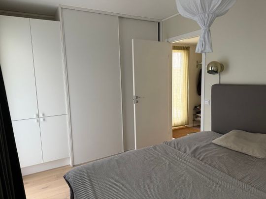 Ljus 2 rok med dubbla uteplatser i Porslinskvarteren, Gustavsberg – uthyres långsiktigt - Foto 1