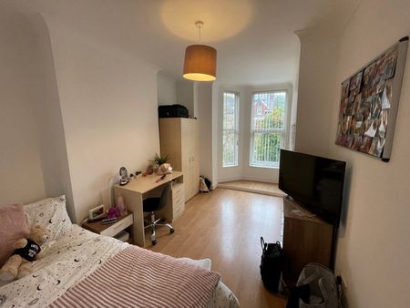 9 Bed Semi-Detached House, Brighton Grove, M14 - Photo 3