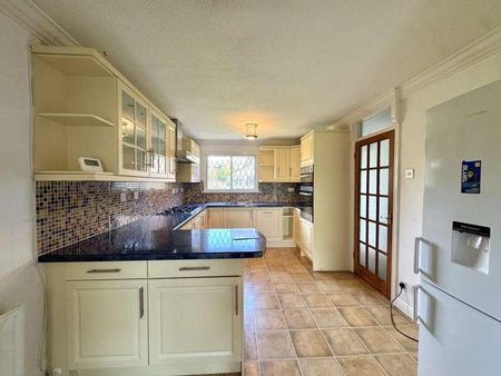 Maisie Webster Close, Stanwell, Staines-upon-thames, TW19 - Photo 4