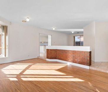 Bright and spacious, three bedroom residence in quiet court location - Photo 2