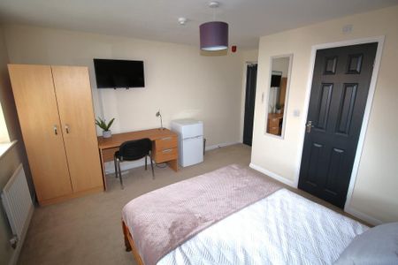 1 bedroom in a house share to rent - Photo 2