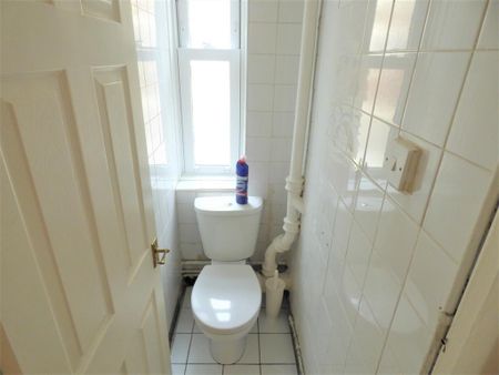 3 bedroom flat to rent - Photo 5