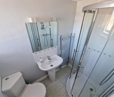 3 bedroom flat to rent - Photo 6