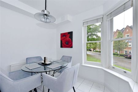 An immaculate two double bedroom apartment situated on the popular and private Longbourn development. - Photo 4