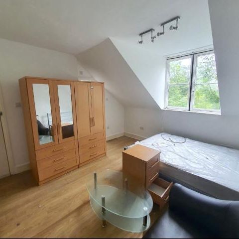 Studio Apartment, 1 bath, 1 reception Flat - Photo 1