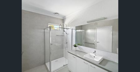 Modern 3 Bedroom - Photo 4