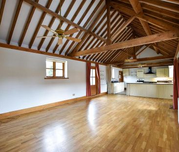 2 bedroom character property to rent - Photo 1