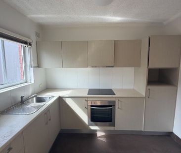 Top Floor Renovated Apartment in Leichhardt - Photo 4