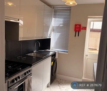 3 bedroom semi-detached house to rent - Photo 6