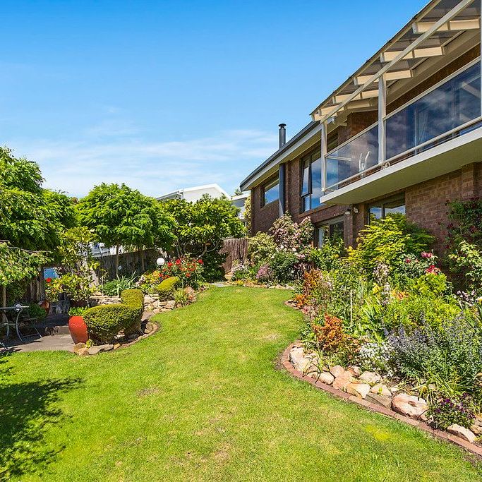 A Warm and Welcoming Coastal Home in Blackmans Bay - Photo 1