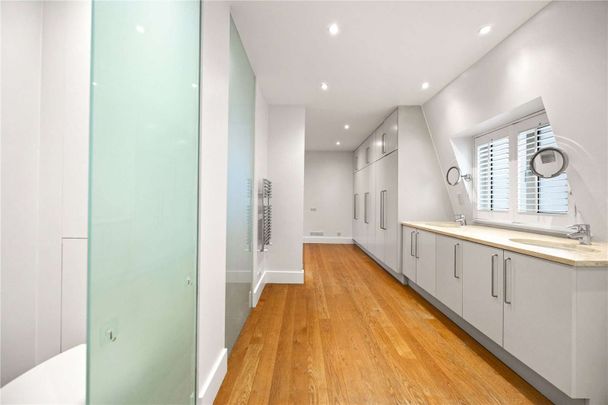 A generously proportioned mews house providing versatile living space. - Photo 1