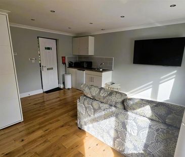 5 bedroom detached house to rent - Photo 4