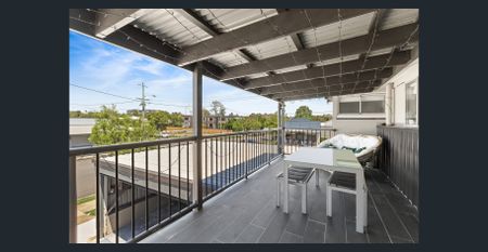 GAS COOK-TOP... WALK TO BUSES, SHOPS & PARKS... AIR-CONDITIONING… - Photo 3