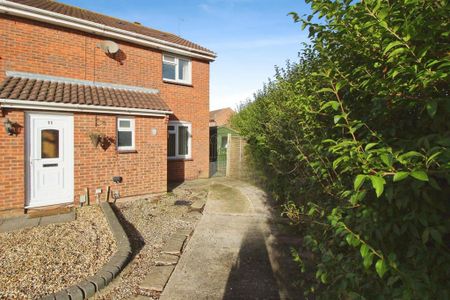 2 bedroom semi-detached house to rent - Photo 4