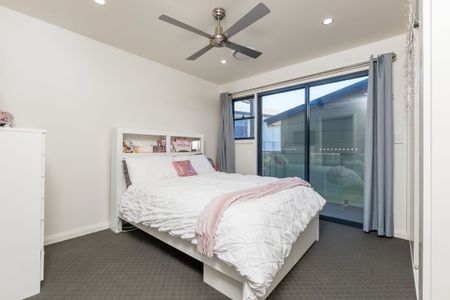 Modern four bedroom townhouse in sought after Corlette - Photo 3