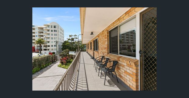 STONES THROW TO KIRRA'S BEACHES - Photo 1