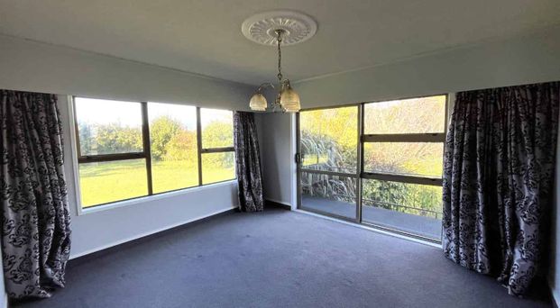 Generous country living - Photo 1