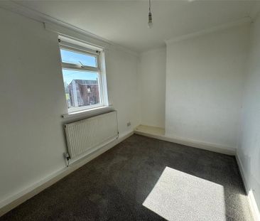 3 bedroom end of terrace house to rent - Photo 2