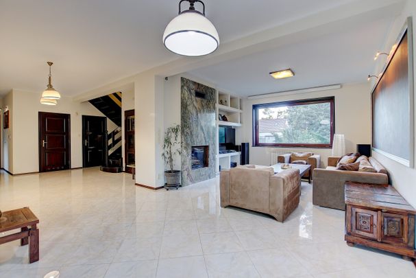 Wyjątkowy dom przy parku pałacowym – Galowice - Photo 1