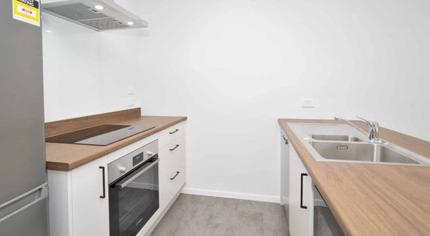 Upmarket Furnished Frankton Townhouse - Added Security Features - Photo 1