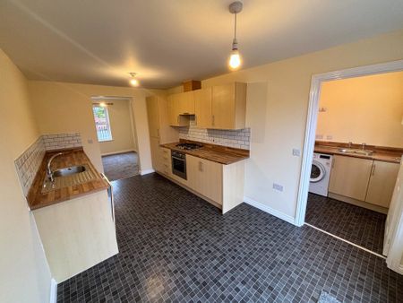 3 bedroom end of terrace to let - Photo 3