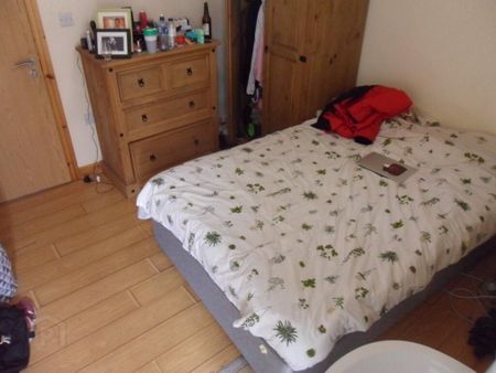 Flat 2, 14 Ashley Avenue, Lisburn Road, BT9 7BT - Photo 4