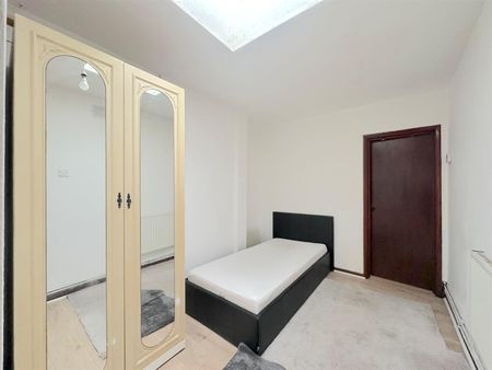 The Glen, Southall - Photo 5