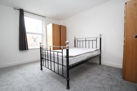 4 bedroom terraced house to rent - Photo 3