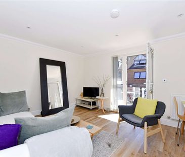 Duplex apartment with balcony and parking within 150 metres of Amer... - Photo 1