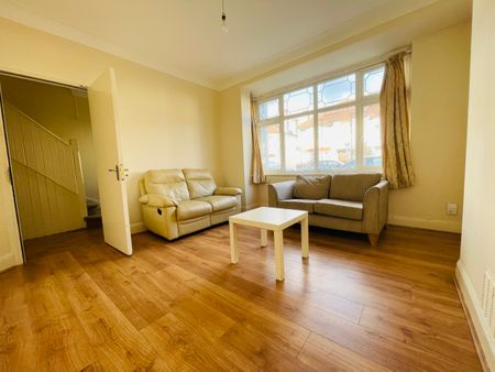 Gorringe Park Avenue, Tooting - Photo 2