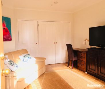 Sunny + fully furnished. Weekly Rent includes utilities! - Photo 2