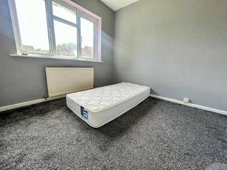 3 bedroom flat to rent - Photo 4