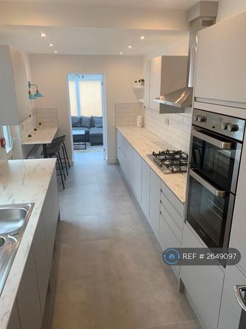 1 bedroom in a house share to rent - Photo 4