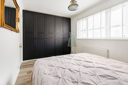 2 bedroom mews to rent - Photo 5