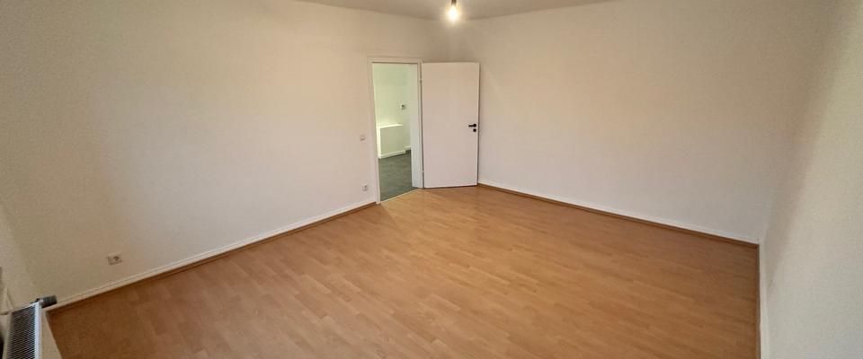 ***Renovierte 3-Zi.-Wohnung, KDB, Gäste-WC, 76m², DG, Nähe EVK*** - Photo 1