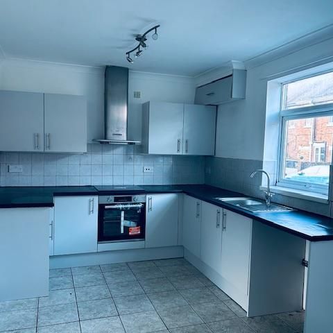 3 bedroom end of terrace house to rent - Photo 1