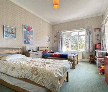 6 Bedroom House - Photo 1