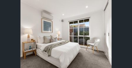 CHIC, STYLISH AND IN A PERFECT LOCATION! - Photo 3