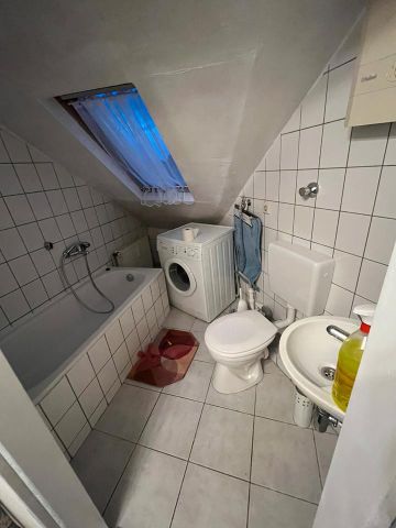 Möbilierte Dachgeschoss Wohnung neu RenoviertFamilienhaus - Photo 5