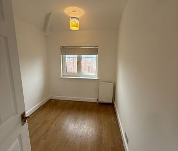 3 Bed Semi-Detached House, Thorpe Crescent, LS10 - Photo 3